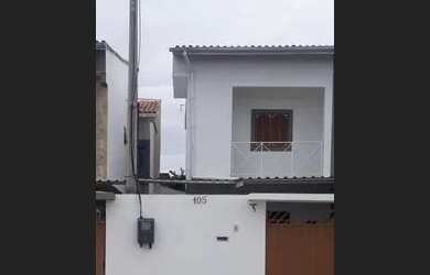 Imagem: A casa possui 2 Dormitórios, 2 Banheiros, 2 Vagas na garagem