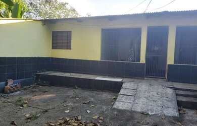 Imagem: A casa possui 2 Dormitórios, 1 Banheiro, 3 Vagas na garagem