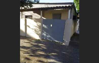 Imagem: A casa possui 1 Dormitório, 1 Banheiro, 1 Vaga na garagem e