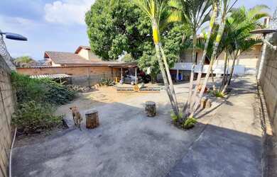 Imagem: A casa possui 3 Dormitórios, 3 Banheiros, 2 Vagas na garagem