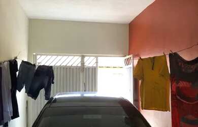 Imagem: A casa possui 3 Dormitórios, 2 Banheiros, 2 Vagas na garagem