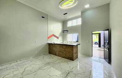 Imagem: A casa possui 3 Dormitórios, 2 Banheiros, 2 Vagas na garagem