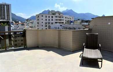 Imagem: O depósito possui 2 Vagas na garagem e 232m² de Área e está