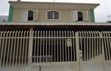 Imagem: A casa possui 4 Dormitórios, 2 Banheiros, 2 Vagas na garagem