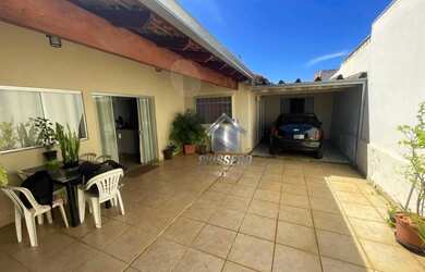 Imagem: A casa possui 3 Dormitórios, 3 Banheiros, 2 Vagas na garagem