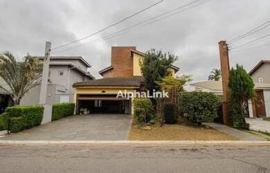 Imagem: A casa em condomínio possui 5 Dormitórios, 5 Banheiros e 330m²