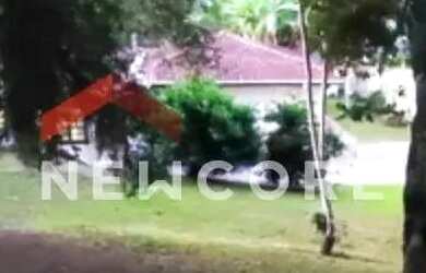 Imagem: A casa possui 3 Dormitórios, 2 Banheiros, 5 Vagas na garagem