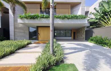 Imagem: A casa em condomínio possui 5 Dormitórios, 5 Banheiros, 4