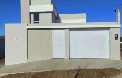 Imagem: A casa possui 2 Dormitórios, 1 Banheiro, 2 Vagas na garagem