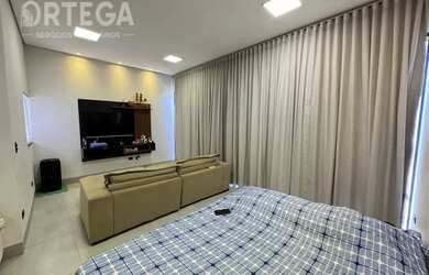 Imagem: A casa possui 4 Dormitórios, 3 Banheiros, 2 Vagas na garagem