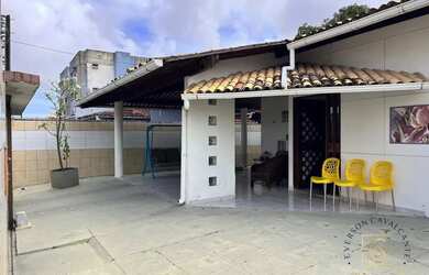 Imagem: A casa possui 3 Dormitórios, 2 Banheiros, 2 Vagas na garagem