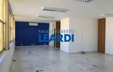 Imagem: O depósito possui 4 Vagas na garagem, 120m² de Área e está