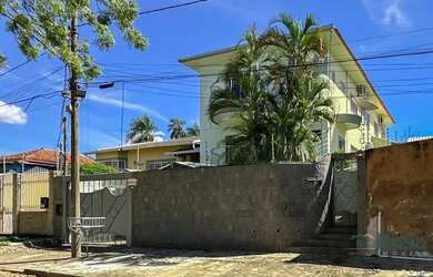 Imagem: A casa possui 5 Dormitórios, 3 Banheiros, 4 Vagas na garagem