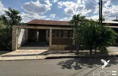 Imagem: A casa possui 3 Dormitórios, 2 Banheiros, 2 Vagas na garagem