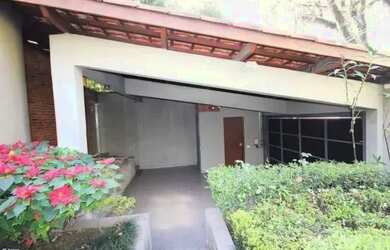 Imagem: A casa possui 3 Dormitórios, 2 Banheiros, 1 Vaga na garagem