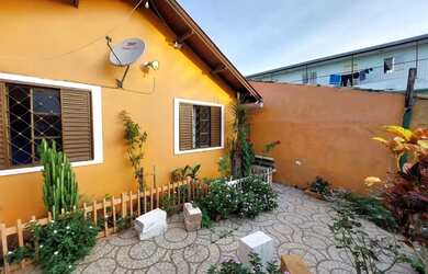 Imagem: A casa possui 3 Dormitórios, 2 Banheiros, 2 Vagas na garagem