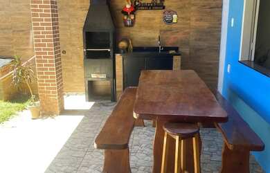 Imagem: A casa possui 2 Dormitórios, Acomodam 12 pessoas e 3 Vagas