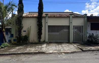 Imagem: A casa possui 3 Dormitórios, 3 Banheiros, 5 Vagas na garagem
