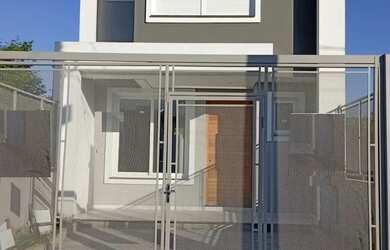 Imagem: A casa possui 3 Dormitórios, 2 Banheiros, 2 Vagas na garagem