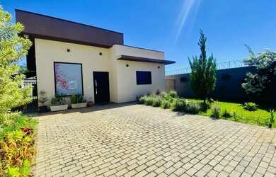 Imagem: A casa possui 3 Dormitórios, 3 Banheiros, 2 Vagas na garagem