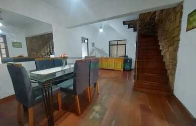 Imagem: A casa possui 3 Dormitórios, 3 Banheiros, 2 Vagas na garagem