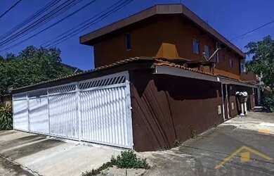 Imagem: A casa possui 2 Dormitórios, 1 Banheiro, 1 Vaga na garagem