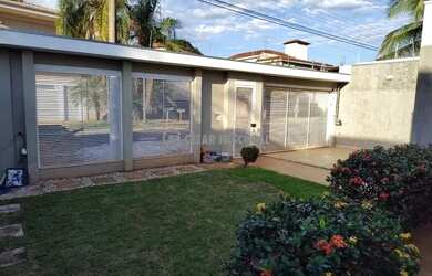 Imagem: A casa possui 3 Dormitórios, 5 Banheiros, 2 Vagas na garagem