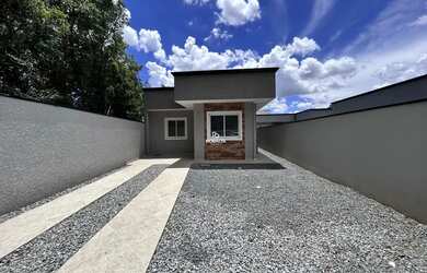 Imagem: A casa possui 3 Dormitórios, 2 Banheiros, 2 Vagas na garagem