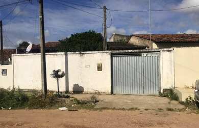 Imagem: A casa possui 3 Dormitórios, 2 Banheiros, 3 Vagas na garagem