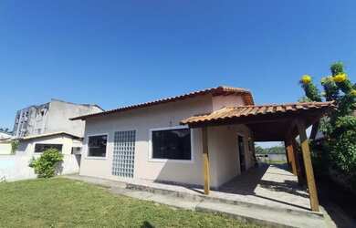 Imagem: A casa possui 3 Dormitórios, 1 Banheiro, 3 Vagas na garagem