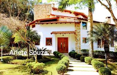 Imagem: A casa em condomínio possui 4 Dormitórios, 5 Banheiros, 415m²