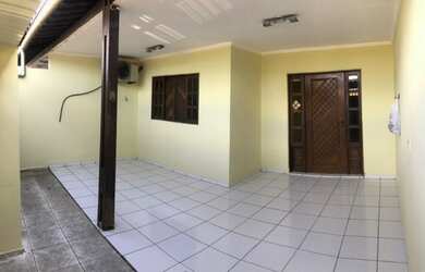 Imagem: A casa possui 2 Dormitórios, 1 Banheiro e 1 Vaga na garagem