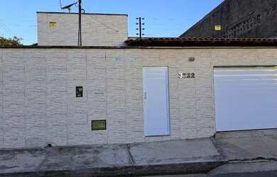 Imagem: A casa possui 3 Dormitórios, 2 Banheiros, 1 Vaga na garagem