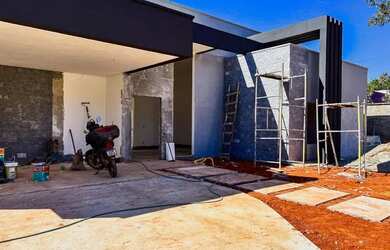 Imagem: A casa possui 3 Dormitórios, 3 Banheiros, 2 Vagas na garagem