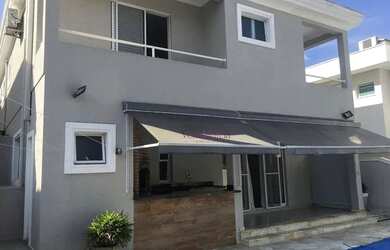 Imagem: A casa possui 4 Dormitórios, 5 Banheiros, 4 Vagas na garagem