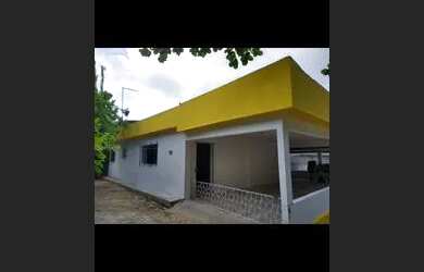 Imagem: A casa possui 3 Dormitórios, 2 Banheiros, 4 Vagas na garagem