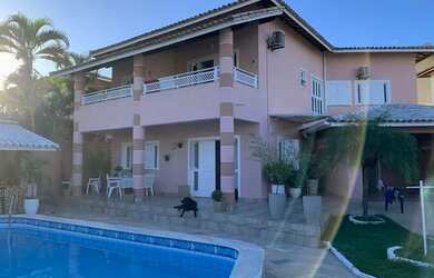 Imagem: A casa possui 5 Dormitórios, 5 Banheiros, 4 Vagas na garagem