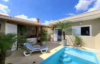 Imagem: A casa possui 3 Dormitórios, 2 Banheiros, 2 Vagas na garagem