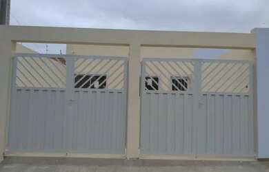 Imagem: A casa possui 3 Dormitórios, 1 Banheiro, 2 Vagas na garagem