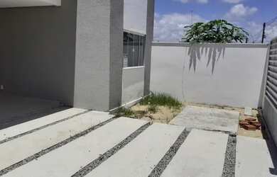 Imagem: A casa possui 3 Dormitórios, 2 Banheiros, 2 Vagas na garagem