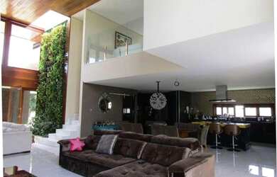 Imagem: A casa em condomínio possui 4 Dormitórios, 5 Banheiros, 4