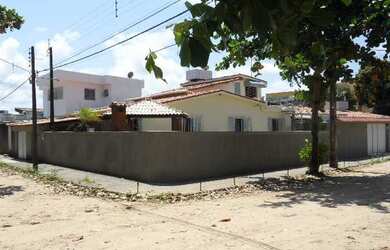 Imagem: A casa possui 3 Dormitórios, 1 Banheiro, 5 Vagas na garagem