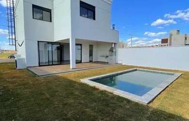 Imagem: A casa em condomínio possui 4 Dormitórios, 3 Banheiros, 2