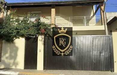 Imagem: A casa possui 3 Dormitórios, 3 Banheiros, 4 Vagas na garagem