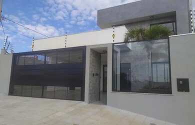 Imagem: A casa possui 3 Dormitórios, 3 Banheiros, 3 Vagas na garagem