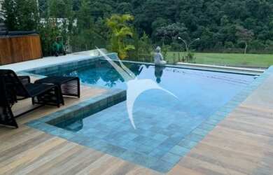 Imagem: A casa possui 5 Dormitórios, 2 Banheiros, 2 Vagas na garagem