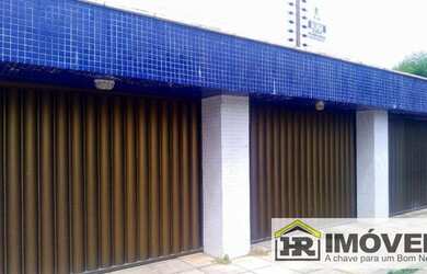 Imagem: A casa possui 4 Dormitórios, 5 Banheiros, 4 Vagas na garagem