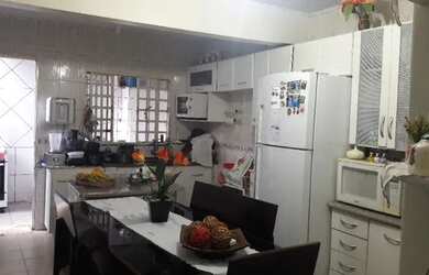 Imagem: A casa possui 2 Dormitórios, 3 Banheiros, 3 Vagas na garagem