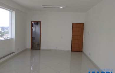 Imagem: O depósito possui 1 Vaga na garagem, 34m² de Área e está