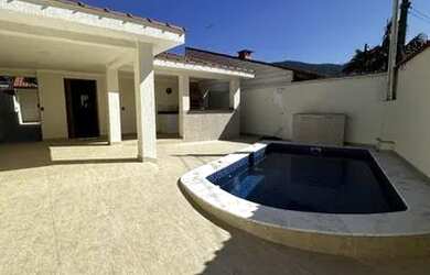 Imagem: A casa possui 3 Dormitórios, 4 Banheiros, 3 Vagas na garagem